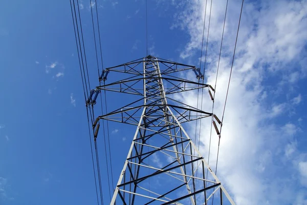 Elektriska mast pole tower pilot på blå moln himlen — Stockfoto