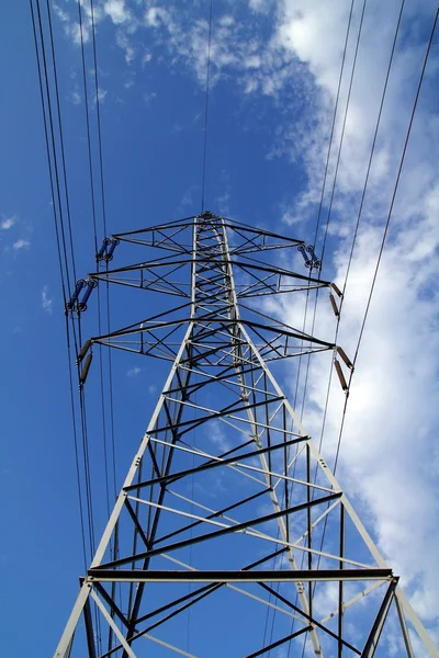 Elektrische mast pole tower pilot op wolk van blauwe hemel — Stockfoto