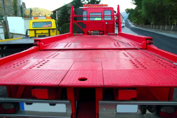 Автобус-эвакуатор красный перспективный вид сзади платформы — стоковое фото