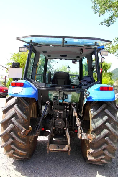 Traktor back-end pohledu velká kola modrá barva — Stock fotografie