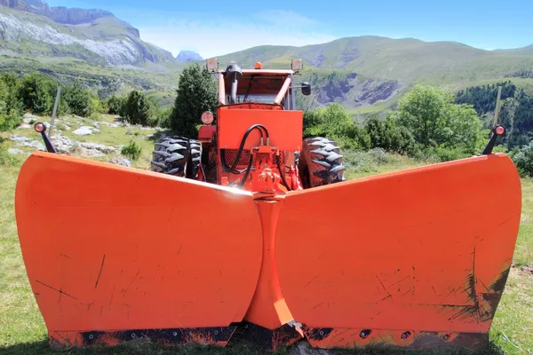 Snöplog traktor i berg utomhus — Stockfoto