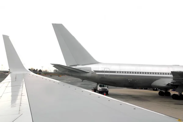 Samolot samolot wylądował skrzydło perspektywy — Zdjęcie stockowe