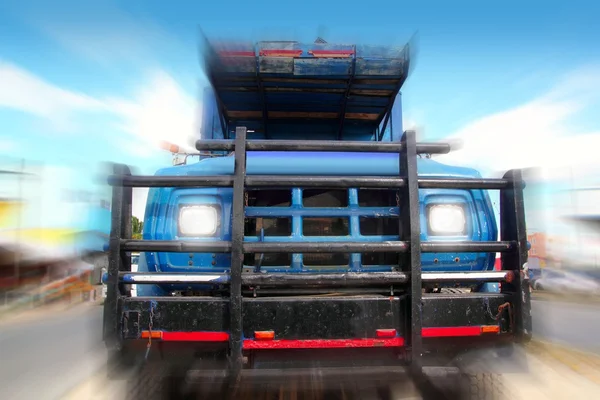 Idoso grunge velho caminhão sob céu azul — Fotografia de Stock