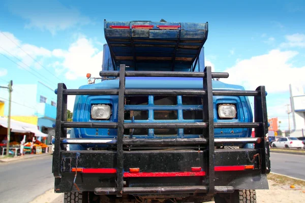 У віці гранжева стара вантажівка під блакитним небом — стокове фото