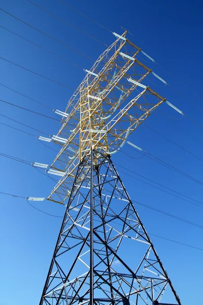 Elektrische hoge toren strcture blauwe hemel — Stockfoto