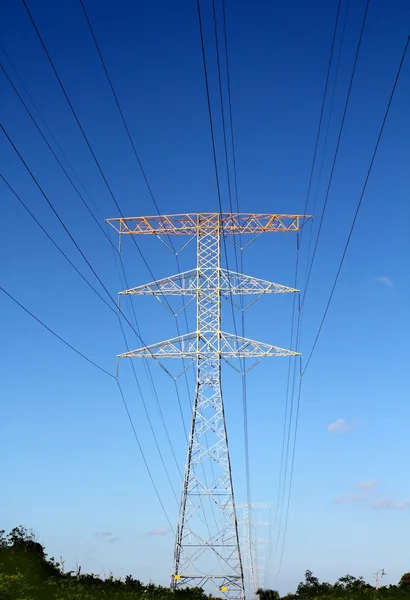 Ηλεκτρικό υψηλό πύργο strcture μπλε ουρανό — Φωτογραφία Αρχείου