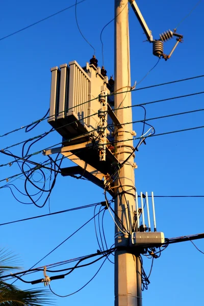 Transformador de distribución de postes de luz cables desordenados — Foto de Stock