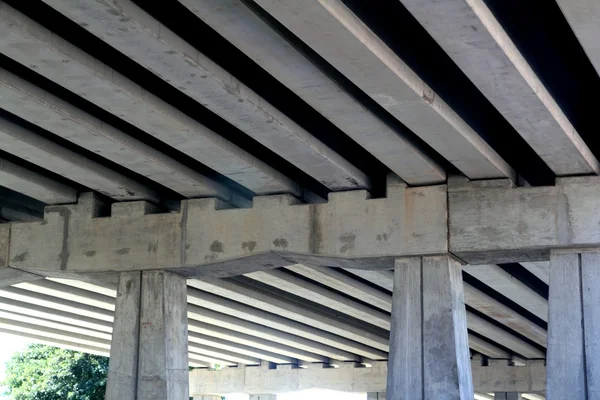 Pont poutres d'ingénierie colonnes de béton — Photo