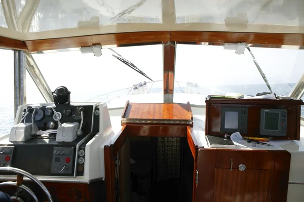 Klassieke visserij boot wit en hout interieur — Stockfoto