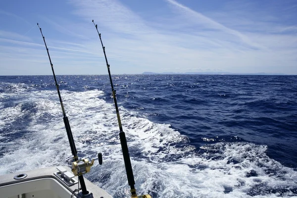 Pêche sur le bateau avec canne à pêche à la traîne et bobine . — Photo