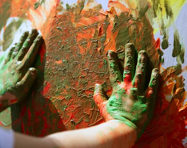 Děti umělec ruce malování více barev — Stock fotografie