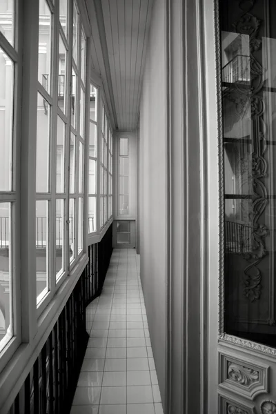 Okna drewniane korytarz prosto w czerni i bieli — Zdjęcie stockowe