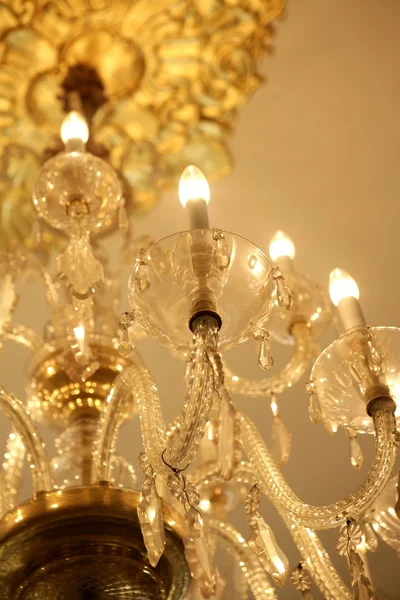 오래 된 전기 샹들리에 램프 — 스톡 사진