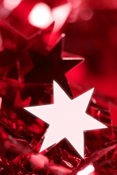 Різдвяна зірка прикраса все ще на червоному тлі — стокове фото