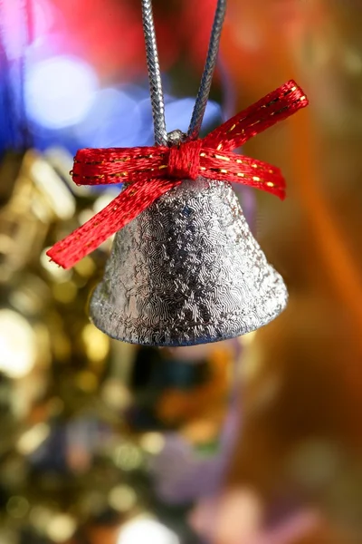 Kırmızı kurdele ile Noel ağacı içinde gümüş bir çan — Stok fotoğraf