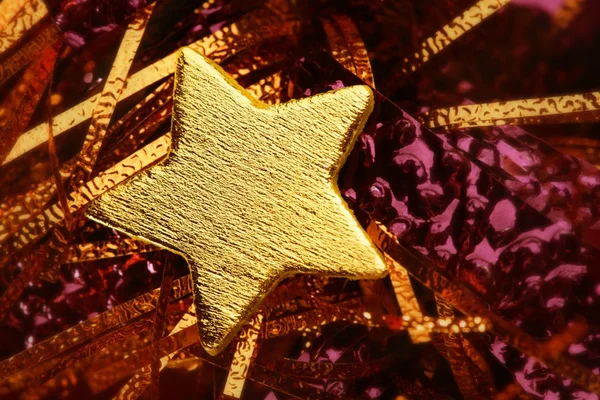 Різдвяна золота прикраса з золотою зіркою — стокове фото