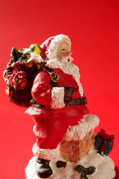 Noel Baba heykelcik kırmızı zemin üzerine studio — Stok fotoğraf