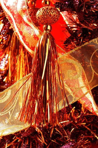Χρυσή μακροεντολή Χριστούγεννα διακόσμηση, κόκκινο φόντο — Φωτογραφία Αρχείου