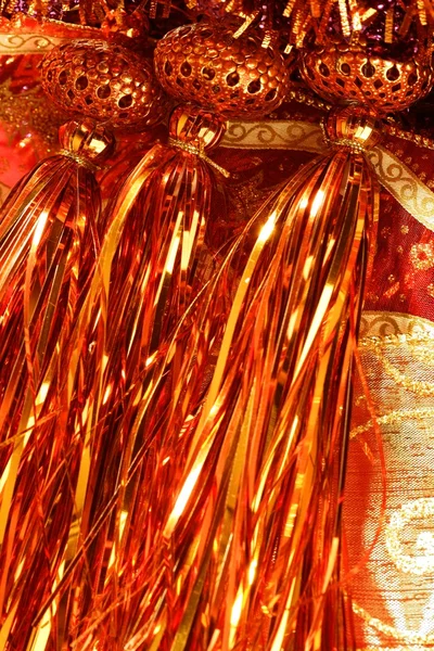 Zlatý vánoční makro dekorace, červené pozadí — Stock fotografie