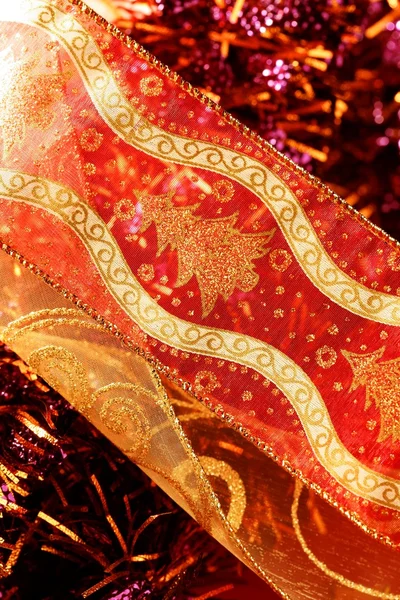Decoración macro navidad dorada, fondo rojo —  Fotos de Stock