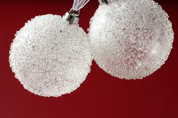 Bolas sobre fundo vermelho, esferas brancas transparentes — Fotografia de Stock
