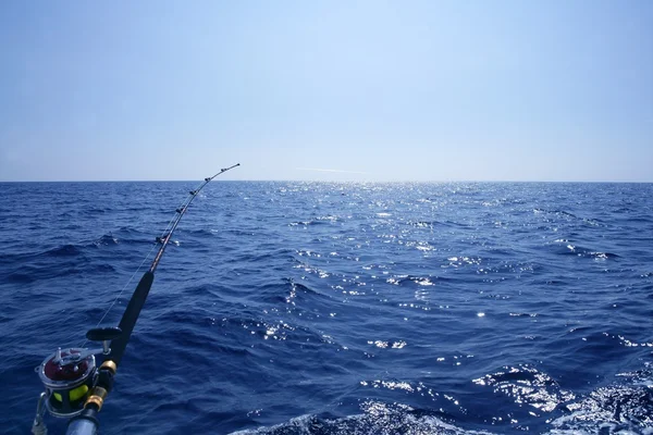 Rybaření na lodi s návnadovými prut a naviják. — Stock fotografie