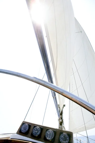 Segling med en gammal segelbåt över Medelhavet — Stockfoto