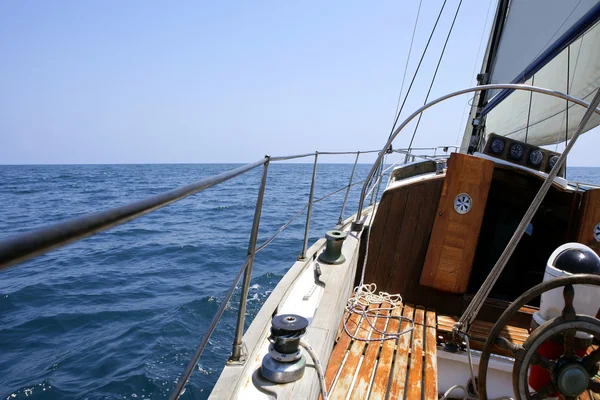Navegando con un viejo velero sobre el mar Mediterráneo —  Fotos de Stock