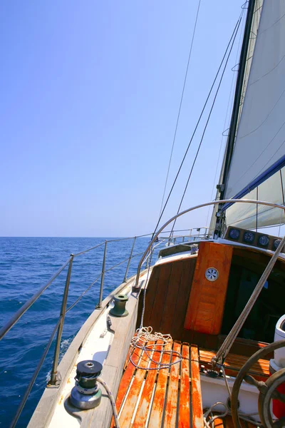Żeglarstwo z stary jacht Morze Śródziemne — Zdjęcie stockowe