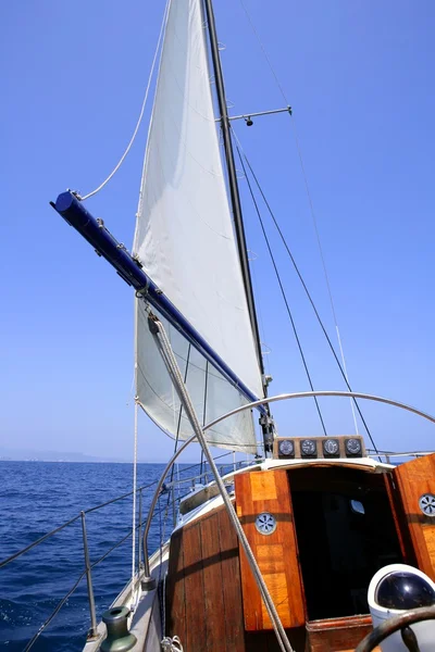 Парусный спорт на старом паруснике над Средиземным морем — стоковое фото