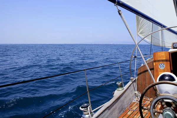 Voile avec un vieux voilier au-dessus de la mer Méditerranée — Photo