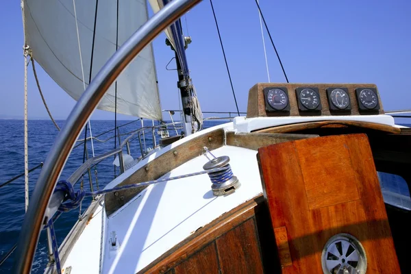 Парусный спорт на старом паруснике над Средиземным морем — стоковое фото