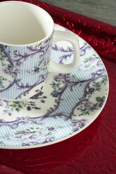 Engeland oude stijl thee kop en schotel over rode lade — Stockfoto
