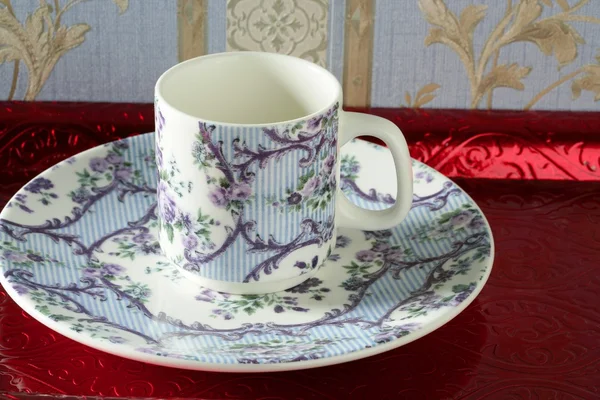 Παλιά κούπα τσάι στυλ Αγγλία και πιάτο πάνω από κόκκινο δίσκο — Φωτογραφία Αρχείου