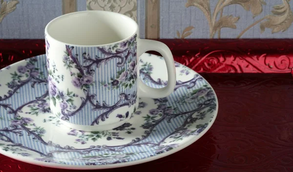 Inglaterra copo de chá de estilo antigo e prato sobre bandeja vermelha — Fotografia de Stock