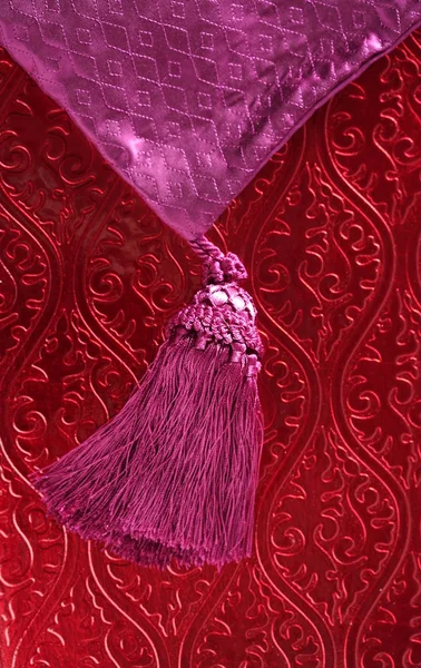 红色壁纸和粉红色紫色绸带 — 图库照片