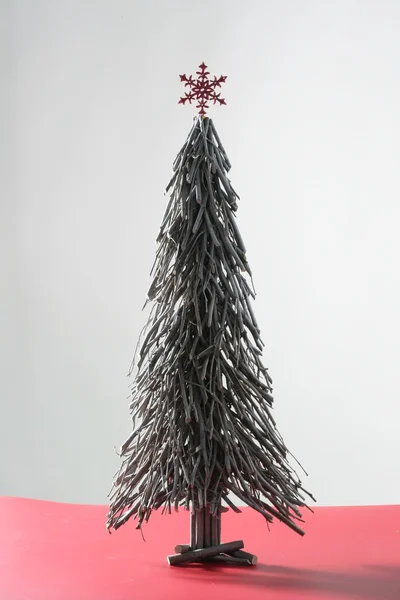 Original Holzstäbchen Weihnachtsbaum, einfach im Atelier — Stockfoto