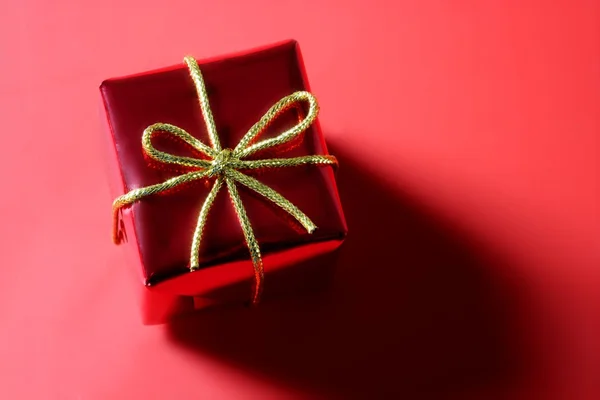 Üzerinde kırmızı yılbaşı hediyesi, hediye — Stok fotoğraf