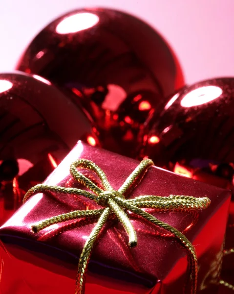 Presente de Natal, presente sobre vermelho — Fotografia de Stock