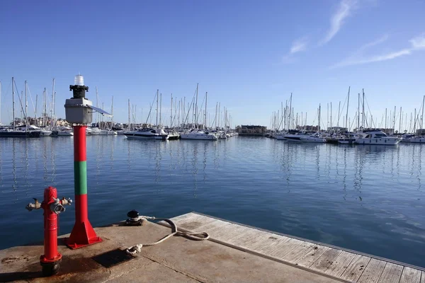 Hydrant und Leuchtfeuer im Mittelmeer — Stockfoto