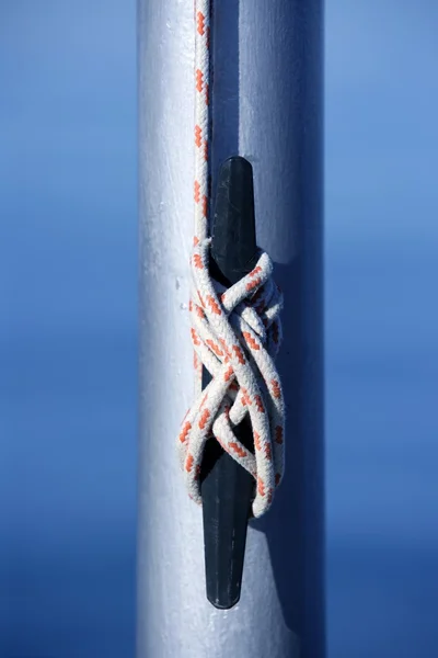 Corda marina, nodo attorno ad un palo d'acciaio — Foto Stock