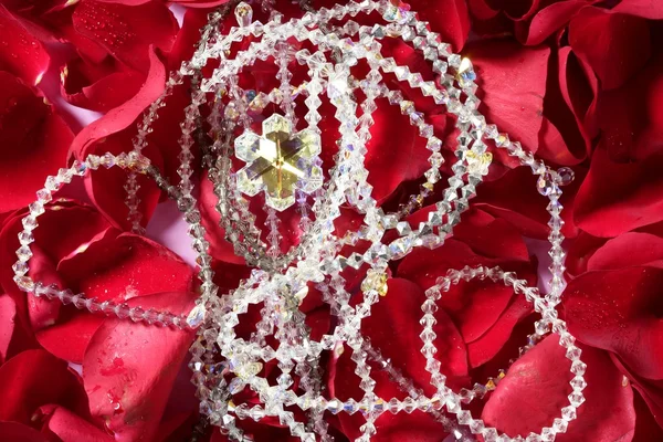 在红色的玫瑰花瓣闪亮珠宝 — 图库照片