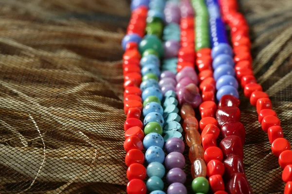 Colliers bijoux pierres de couleur, fond de paille — Photo