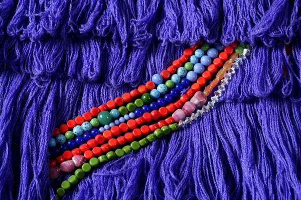Цветные камни ювелирные изделия ожерелья, синий фон — стоковое фото