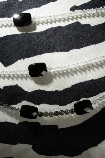 Náhrdelníky černá zebra bílé pozadí — Stock fotografie