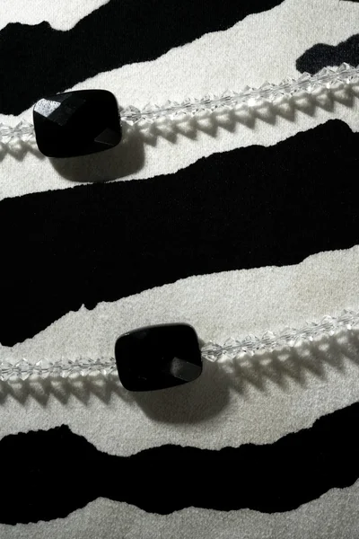 Ожерелья на фоне черной белой зебры — стоковое фото