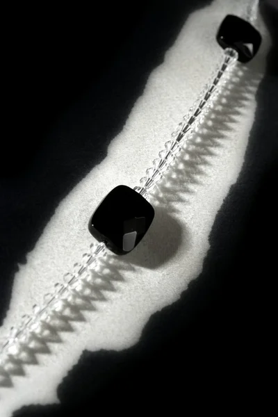 Ожерелья на фоне черной белой зебры — стоковое фото