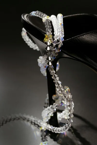 Juwelen rond een mode zwarte schoen hiel — Stockfoto