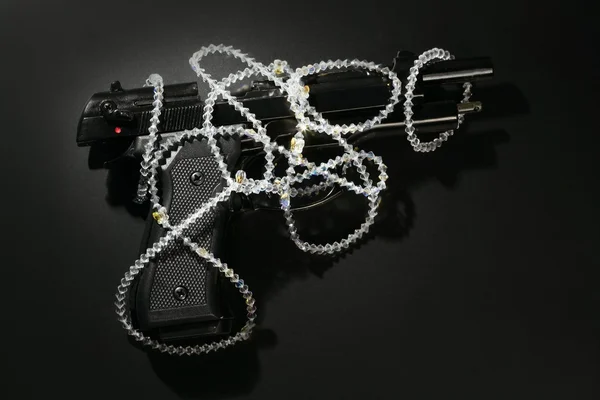 Pistola y joyas sobre negro, imagen clásica de la mafia —  Fotos de Stock