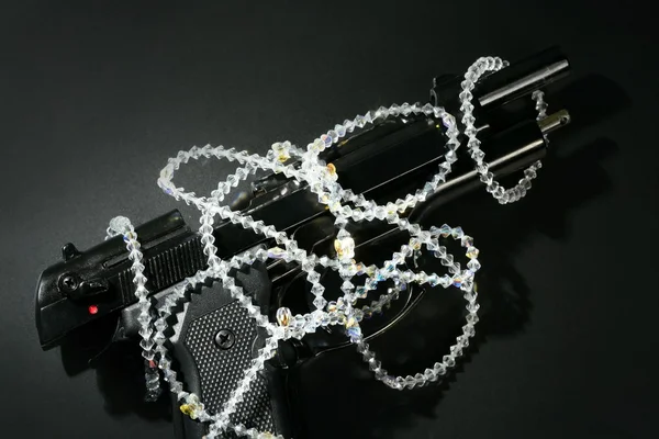 Pistola e gioielli su nero, classica immagine mafiosa — Foto Stock